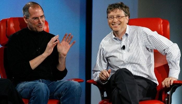 <p>Jobs CEO'luğunun ilk yılında Bill Gates'in Microsoft'u ile bir ortaklık kurarak Apple'a 150 milyon dolarlık bir yatırım yaptı ve macOS için yazılım geliştirmeyi taahhüt etti.</p>

<p> </p>

<p><strong>2003 yılında Microsoft, Apple hisselerinin tamamını 550 milyon dolara satmayı tercih etti.</strong></p>
