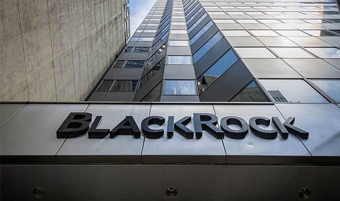 <p>Belgeye göre BlackRock Inc. ihraç edilen hisselerin %6'sı olan yaklaşık 1,1 milyar hisseye sahipti.</p>

<p> </p>

<p>Apple hisselerinin en büyük üçüncü sahibi, Apple'ın tedavüldeki hisselerinin yaklaşık %5,73'üne sahip olan Warren Buffett'ın Berkshire Hathaway Inc. şirketiydi.</p>
