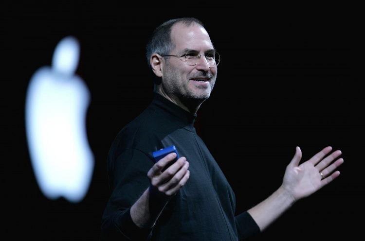 <p>1996 yılında Apple, NeXT'in işletim sisteminin pazarda başarı şansının daha yüksek olduğuna inanarak NeXT'i satın aldı. </p>
<p> </p>
<p><strong>Jobs yeniden işe alındı ve Temmuz 1997'de bir liderlik darbesinin ardından CEO olarak geri döndü.</strong></p>