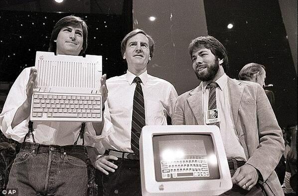 <p><span style="color:#B22222"><strong>APPLE'IN KURUCULARI HALA APPLE'IN SAHİBİ Mİ?</strong></span></p>
<p> </p>
<p>Apple 1976 yılında Steve Jobs, Steve Wozniak ve Ronald Wayne tarafından kurulmuştur.</p>
<p> </p>
<p><strong>Wayne, Apple'ı kurduktan 12 gün sonra Apple'daki %10 hissesini 1.500 dolara sattı.</strong></p>