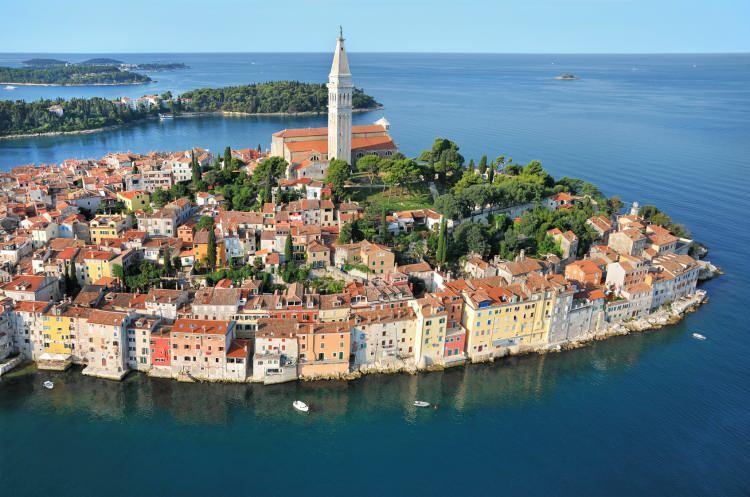 <p><span style="color:#0000CD"><strong>9. Rovinj / Hırvatistan</strong></span></p>
<p><span style="color:#000000"><strong>Hırvatistan'da yer alan Rovinj, küçük ancak göz kamaştıran doğasıyla görenleri kendine hayran bırakıyor.</strong></span></p>