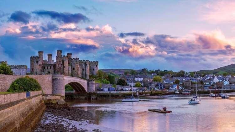 <p><span style="color:#0000CD"><strong>5. Conwy / Galler</strong></span></p>
<p><span style="color:#000000"><strong>Galler'in Conwy Nehri üzerinde bulunan Conwy kasabası, Ortaçağ kalesi ve mimariyle yoğun ilgi görüyor. </strong></span></p>