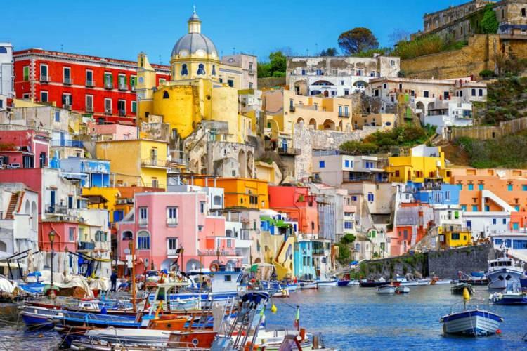 <p><span style="color:#0000CD"><strong>4. Procida / İtalya</strong></span></p>
<p><span style="color:#000000"><strong>Rengarenk mimarisiyle göz alıcı bir atmosferi gözler önüne seren Procida, büyüleyici bir kasaba. </strong></span></p>