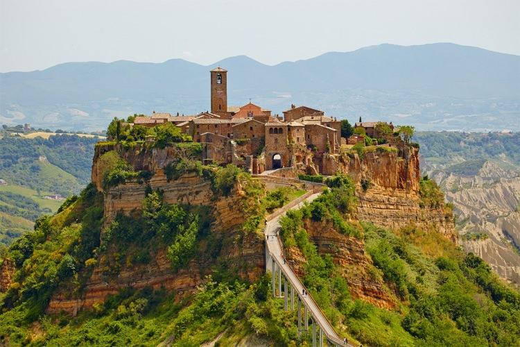 <p><span style="color:#0000CD"><strong>3. Civita di Bagnoregio / İtalya</strong></span></p>

<p><span style="color:#000000"><strong>Geldik son 3'e! İtalya'nın tatil merkezlerinden Civita di Bagnoregio da bu listede kendine yer buluyor.</strong></span></p>
