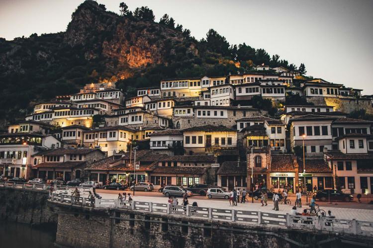 <p><span style="color:#0000CD"><strong>2. Berat / Arnavutluk</strong></span></p>
<p><span style="color:#000000"><strong>"Bin pencereli şehir" olarak nam salan Berat, Osumi Nehri’nin 2 yakasında yer almaktadır. Şehirde Osmanlı zamanından kalan tarihî Bekarlar Camii, Kurşunlu Camii, Sultan Camii , Beyaz Camii, Hüseyin Paşa Camii , Kırmızı Camii ve Telelka Camii mutlaka rotanızda yer almalı.</strong></span></p>