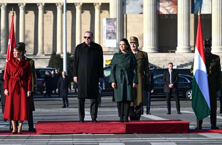 <p>Başkan Erdoğan, resmi temaslarda bulunmak üzere geldiği Macaristan'ın Başkenti Budapeşte'de Macar mevkidaşı Katalin Novak tarafından Kahramanlar Meydanı'nda resmi törenle karşılandı.</p>
