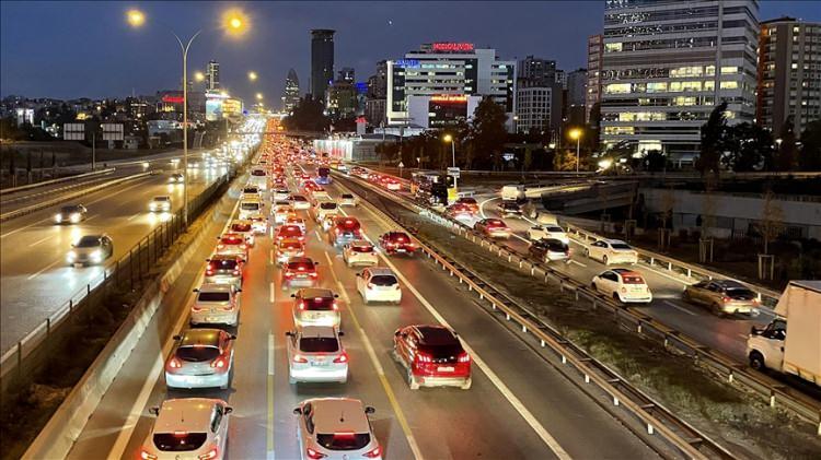 <p>Trafik sorunuyla baş etmenin zahmetli bir iş olduğunu vurgulayan Gürsoy, "Sorunların doğru anlaşılması ve netleştirilmesi, çözüm önerilerinin başarısı için şarttır. Dataritim Veri Araştırmaları Grubu olarak akıllı teknolojiler kullanarak bu meselelerin ortaya çıkarılmasına, ölçümlerin sıklaştırılmasına, maliyetlerin düşürülmesine katkı sunmaya çalışıyoruz. Çünkü biliyoruz ki ölçemezseniz, yönetemezsiniz." diye konuştu.</p>