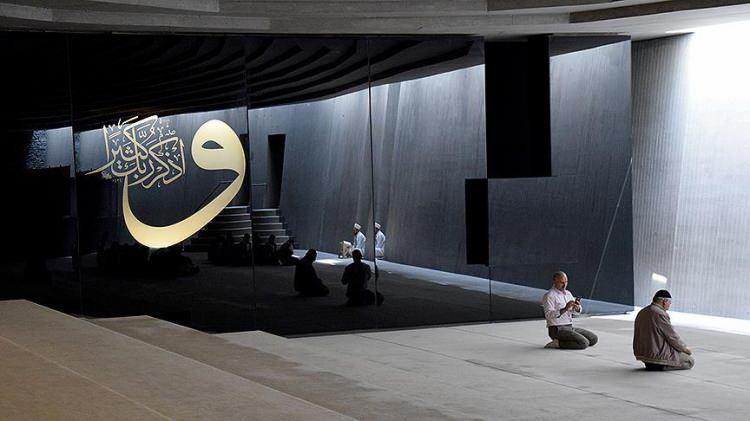 <p>İstanbul’da yer altına inşa edilen dikkat çekici yapılar arasında yer alan Büyükçekmece Sancaklar Camii, Mimar Emre Arolat tarafından yapıldı. Dünya Mimarlık Festivali’nde birinci olan Sancaklar Camii, alışagelmiş camilerden farklı yapısıyla dikkat çekerken, Hz. Muhammed’e ilk vahyin geldiği Hira mağarasından esinlenerek inşa edildi.</p>