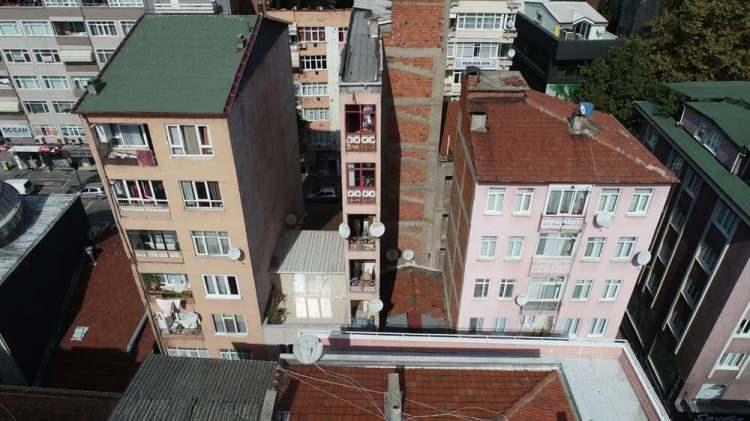 <p>İzmit'te bir cephesi 2 metre genişliğinde olan 7 katlı bina ilginç mimarisiyle görenleri şaşırtıyor. </p>