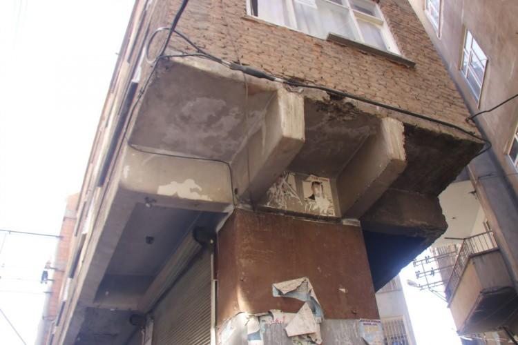 <p>Diyarbakır’ın Bağlar ilçesinde giriş katı hariç kolonu olmayan ve Kahramanmaraş merkezli 7.7 ve 7.6 büyüklüğündeki depremlerde herhangi bir hasar görmeyen 4 katlı bina görenleri şaşırtıyor.</p>