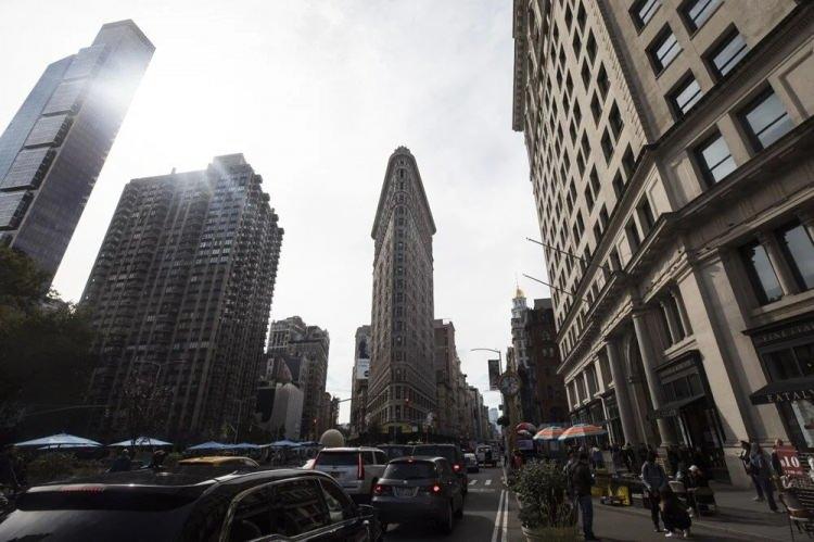 <p>New York Manhattan'da yer alan Flatiron Binası mimar Daniel Burnham ve Frederick Dinkelberg tarafından tasarlanmış. Yapımı 1902 yılında tamamlanan bina ütüye benzediği için, İngilizcede bu anlama gelen Flatiron olarak adlandırılmış. </p>