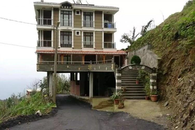 <p>Rize apartmanın şekli kadar hikayesi de oldukça ilginç. Tapulu arazisinin üzerinden yol geçtiği için yolu kapatmadan ev yapmanın bir yolunu bulmuş. Etkileyici gerçekten!</p>