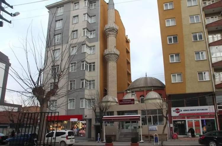 <p>İki bina arasına saklanmış camii.</p>
