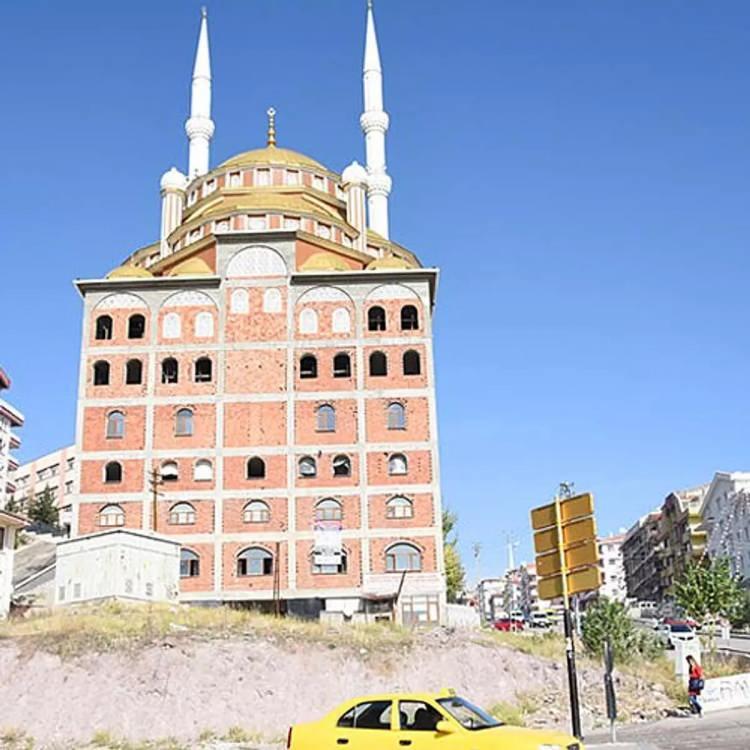 <p>Ankara'da bulunan bu yapı bir tarafından bakıldığında avlusuyla normal bir camiyken diğer taraftan bakıldığında apartman üstüne inşa edilen bir cami olarak biliniyor.</p>
<p> </p>