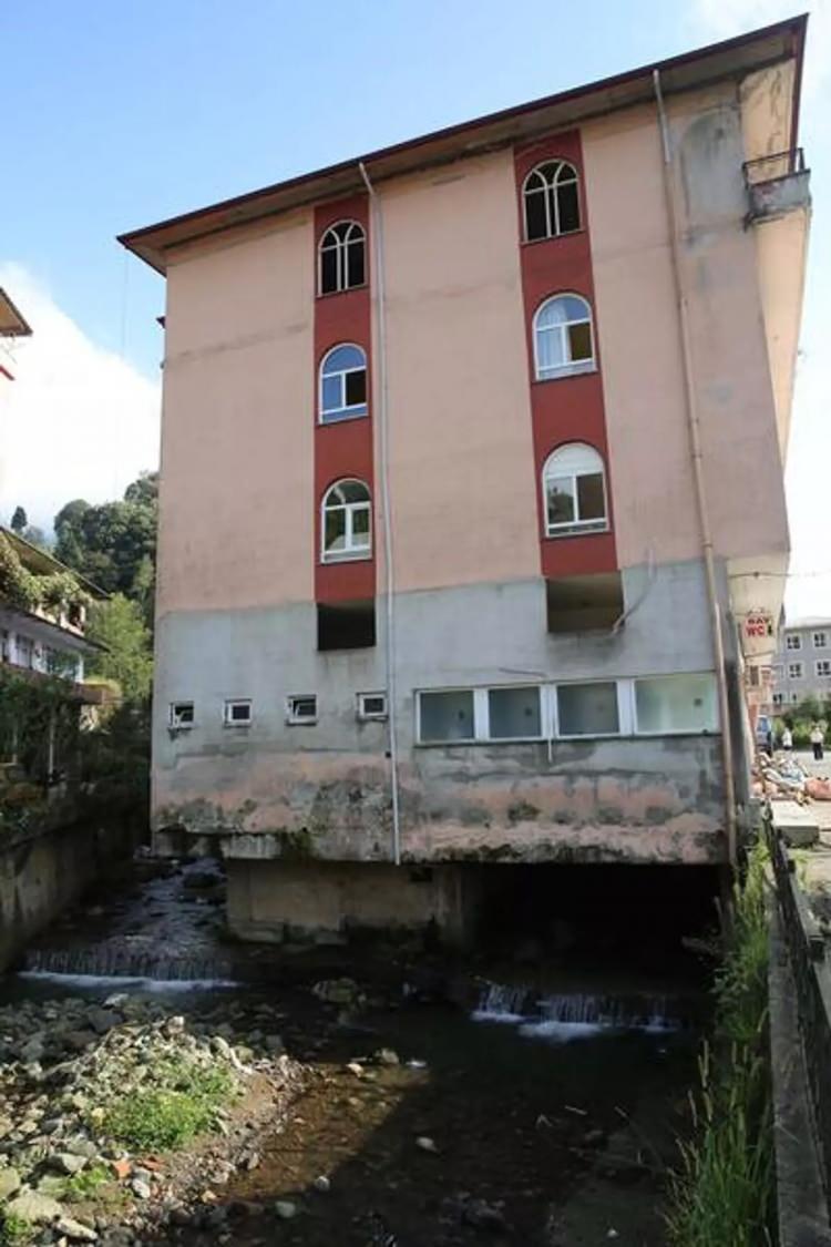 <p>Derenin ortasına inşa edilen bir bina</p>
