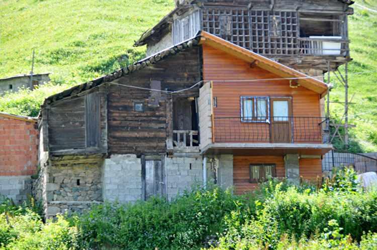 <p>Rize'nin İkizdere İlçesi, Çiçekli köyünde yaşayan iki kardeş babalarından miras kalan ahşap ev için kavga etti.<br />
Mirası paylaşamayan Ali ve Ahmet Kangel kardeşler evi motorlu testereyle ikiye böldü.</p>