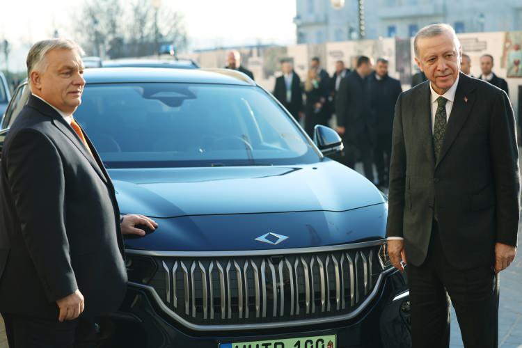 <p>Cumhurbaşkanı Erdoğan, resmi temaslarda bulunmak üzere geldiği Macaristan'ın başkenti Budapeşte'de, Macaristan Başbakanı Viktor Orban'a Türkiye'nin yerli otomobili Togg hediye etti.</p>
