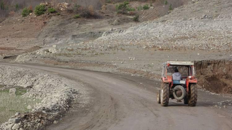 <p>Yolun ortaya çıkmasıyla barajın etrafını dolanmaktan kurtulan vatandaşların bu sayede köylerine ulaşımları 13 kilometre kısaldı. </p>
