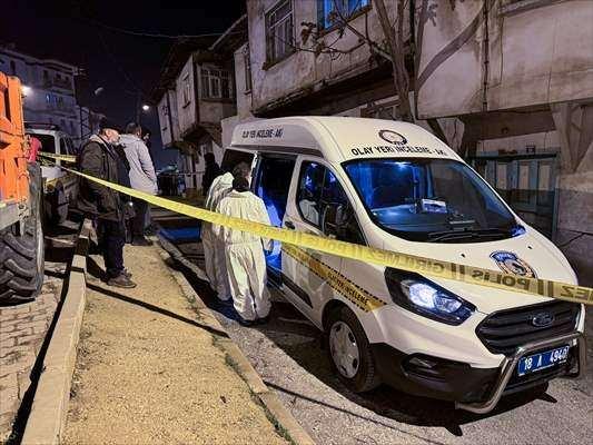 <p>Hasan D'den bir süre haber alamayan yakınlarının ihbarı üzerine evin olduğu bölgeye çok sayıda polis ekibi sevk edildi.</p>
<p> </p>
