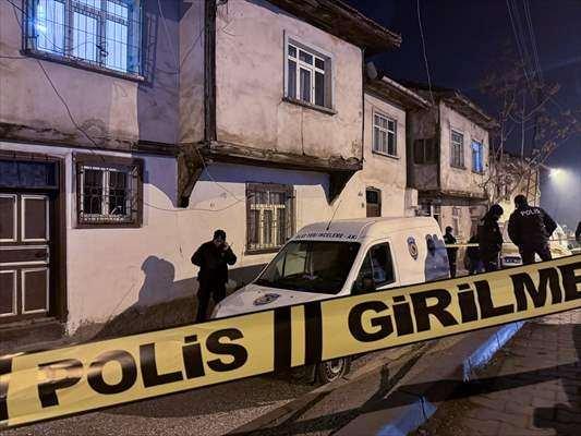 <p>Polisin evde yaptığı aramada, sobada Hasan D’ye ait olduğu değerlendirilen ceset parçaları bulundu.</p>
<p> </p>