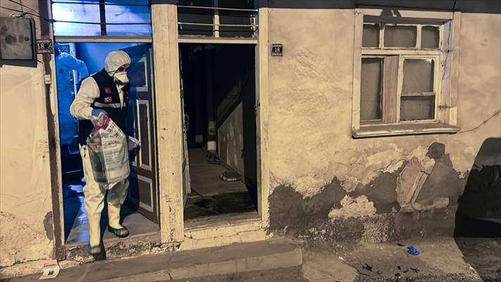 <p>Olayla ilgili ifadesi alınan İ.D, babasını öldürdüğünü itiraf etti.</p>
<p>Gözaltına alınan İ.D’nin emniyetteki işlemleri sürüyor.</p>