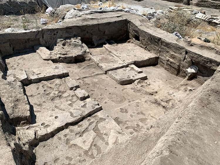 <p>Üstündağ, geçmiş çağlarda söz konusu uygulamanın tıbbi tedavi amaçlı yapıldığının bilindiğine değinerek, trepanasyonun baş ağrısı, beyin kanaması, kafa travması sonrası kırık kemik parçalarının ve kanın temizlenmesi, beyinde sıvı birikmesi ve mental rahatsızlıkların tedavisinde kullanılan bir yöntem olduğunu aktardı.</p>
<p> </p>