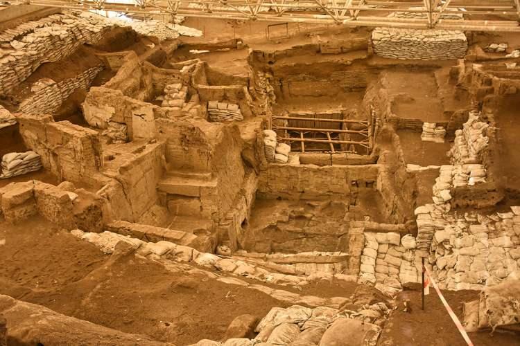 <p>Trepanasyon uygulamasına ait Anadolu'daki kazılarda pek çok örneğin bulunduğunu vurgulayan Üstündağ, sözlerini şöyle tamamladı:</p>
<p>"Çatalhöyük'te bulduğumuz örnek en eskilerinden birisi. Aksaray'daki Kızılkaya köyü yakınlarında yer alan Aşıklı Höyük ve Diyarbakır'ın Ergani ilçesindeki Çayönü Höyüğü kazılarında Çatalhöyük'ten en az 1000 yıl daha eski uygulama örnekleri bulunmuştu. Çatalhöyük'teki ilk kesin trepanasyon örneğini bulduk. Bulgumuz Anadolu'daki en eski örneklerden biridir ve açılan deliğin büyüklüğü açısından da aynı döneme ait diğer örneklerden farklıdır.</p>