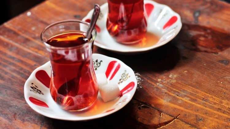 <p>Nalbekiler, Türk sanatının özgün ve göz alıcı süslemeleri arasında önemli bir yer tutar. Bu nadide eserlerin orta kısmında yer alan çiçek motifine "penç" adı verilir ve Türk sanatına ait süslemelerde sıkça karşımıza çıkar. Farsça'da "5" anlamına gelen penç, motif yaprak sayısına göre farklı isimler alabilir.</p>