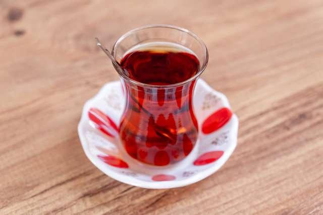 <p>Buna ek olarak, bazı yörelerde bu tabaklardaki kırmızı beneklerin, köylü kadınlarının dokunuşunu temsil ettiği söylentiler arasında yer alır. </p>
<p> </p>