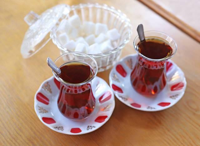 <p>Köylü kadınların bu nalbekilere özgü renkli izleri, el emeği ve özenle yarattıkları bir işaret olarak kabul edilir.</p>
