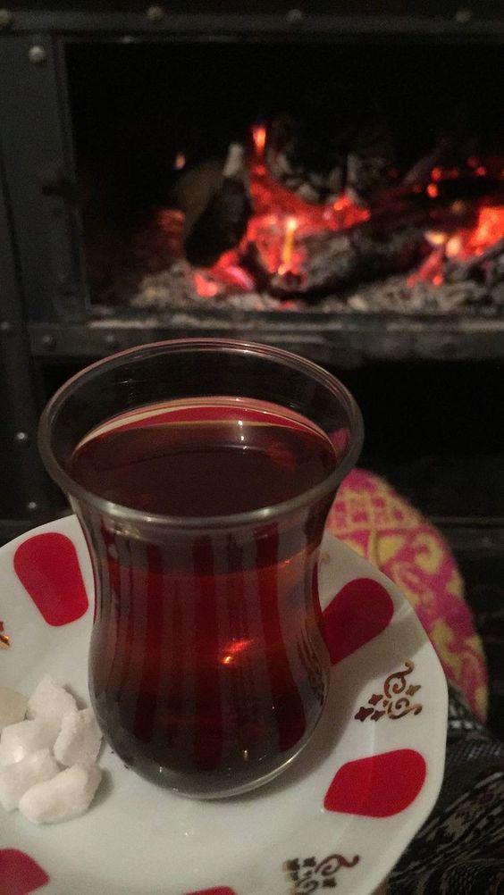 <p>Eğer tabak tamamen kırmızı olsaydı, çayın kalitesi hakkında olumsuz bir algı oluşabilirdi. Bu durumun önüne geçmek için ise tasarımda genellikle beyazın hakim olduğu görülüyor.</p>