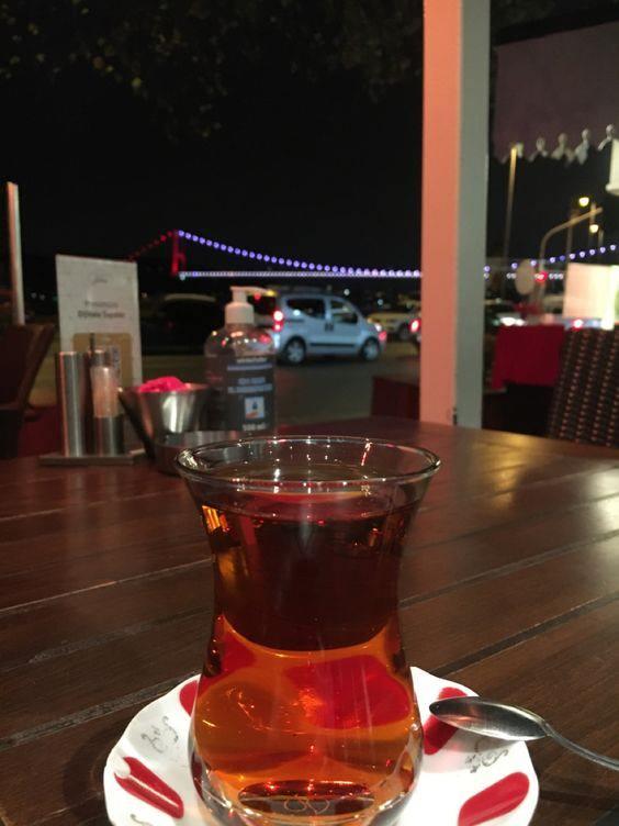 <p>Beyaz, çayın acılığını gizleyerek ve negatif bir algı yaratmadan, çayın keyifli ve lezzetli olduğu izlenimini vermek için kullanılıyor.</p>