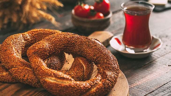<p>Öte yandan beyaz rengin kullanılmasının amacı, çayı sunarken olumsuz bir ön yargının oluşmasını engellemek.</p>