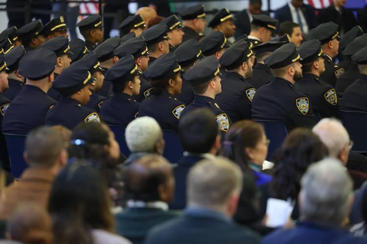 <p>NYPD'de, Türkiye'deki polis sisteminden farklı olarak ABD'deki askeri rütbe sistemi kullanılıyor. Buna göre Güven, bu rütbe ile yaklaşık 36 bin kişinin bulunduğu NYPD içindeki polislerin yüzde 99,5'inden daha yüksek düzeydeki rütbe diliminde yer alıyor.</p>
<p> </p>