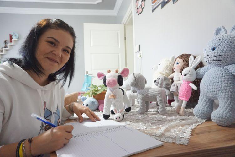 <p>Edirne'de yaşayan 31 yaşındaki ev hanımı Pınar Baybağ, 2019 yılında kendi çocuklarına örerek başladığı "Amigurumi" adı verilen oyuncak işini arkadaşlarının teklifi ve ailesinin desteği sonrası kazanca dönüştürerek gelir elde etmeye başladı.</p>
