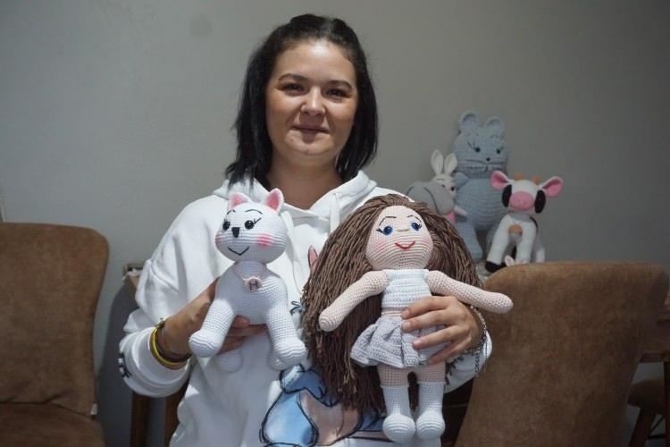 <p>Japonca'da "Amigurumi" adı verilen tığla sık iğne şeklinde içi doldurulmuş organik oyuncaklar örerek, sosyal medya hesabı üzerinden satışa sunan dört çocuk annesi ve ev hanımı 31 yaşındaki Pınar Baybağ, rengarenk hazırladığı oyuncaklarla çocukların yüzünü güldürüyor.</p>