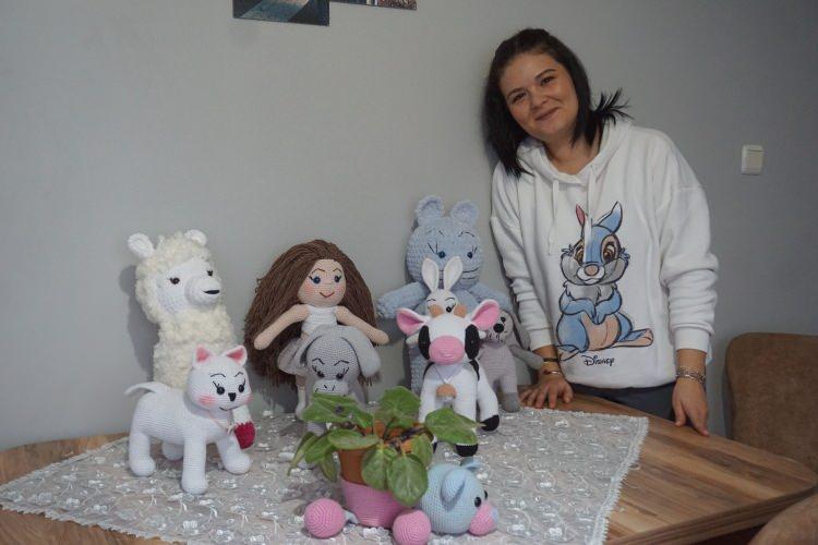 <p>Stres atmak için ilk olarak kendi çocuklarına amigurumi bebek örmen Baybağ, kısa sürede kendisini geliştirerek bu işi kazanca dönüştürmeye başladı. Baybağ, birbirinden farklı renklerle çeşitli bebekler örerek hem stres atıyor hem de ev ekonomisine katkı sağlıyor.</p>