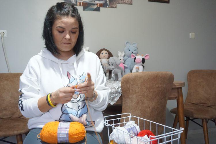 <p>Ev işlerini bitirdikten sonra örgünün başına oturan Baybağ, surat şekillendirmesi yaparken, sanki çocuklarıymış gibi onlarla konuşuyor ve özenle siparişe hazır hale getiriyor.</p>