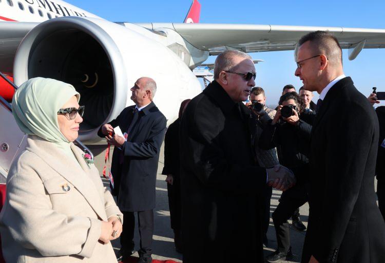 <p>Cumhurbaşkanı Recep Tayyip Erdoğan, Macaristan Başbakanı Viktor Orban'ın davetine icabetle resmi temaslarda bulunmak üzere Budapeşte'ye vardı. </p>
