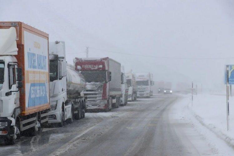 <p>Yolda kalan ağır tonajlı araçlar ise karayolları ekiplerinin çalışmasıyla güvenli alana alındı.</p>

<p>Kar ve tipinin etkisini sürdürdüğü yolda, hava şartlarının normale dönmesi ve yolun ekiplerce temizlenmesinin ardından ağır tonajlı araçların geçişine izin verilecek.</p>
