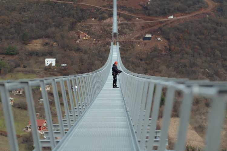 <p>Macaristan'ın kuzeyinde Slovakya sınırında yer alan Satoraljaujhely kasabasındaki dünyanın en uzun iki yönlü asma köprüsünün 2024'ün ilk aylarında halka açılması planlanıyor.</p>