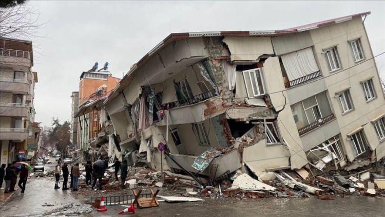<p>Dünya 2023 yılında felaketlerle mücadele etti... </p>