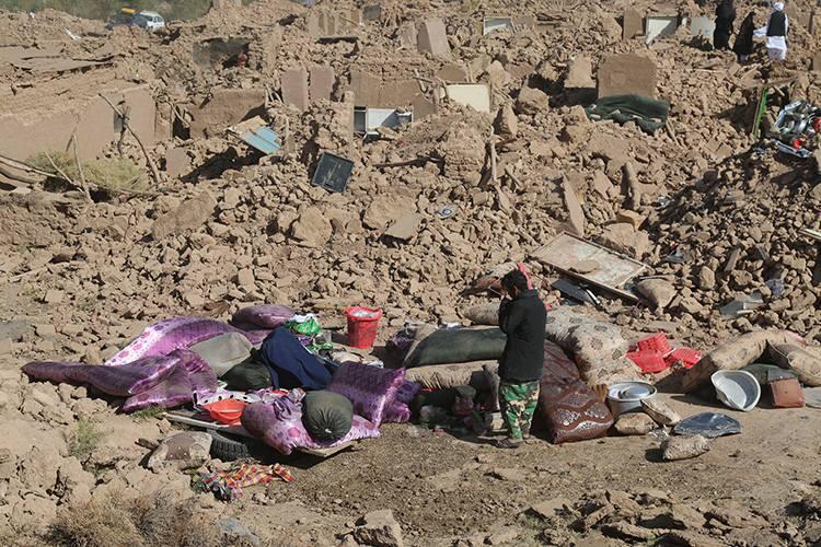 <p>Bu deprem sonrası art arda en büyüğü 6,3 olan 4 deprem meydana geldi, 5'in üzerinde çok sayıda artçı sarsıntı kaydedildi.</p>