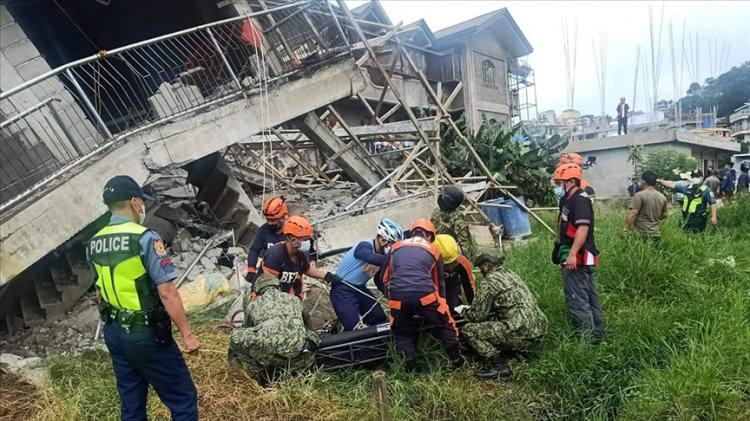 <p>Filipinler'de 17 Kasım'da ülkenin güneyindeki Burias bölgesinde gerçekleşen 6,7 büyüklüğündeki depremde 11 kişi yaşamını yitirdi.</p>