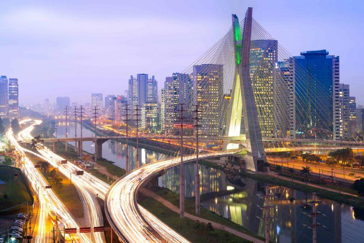 <p><span style="color:#000080"><strong>SAO PAULO, BREZİLYA</strong></span></p>
<p>Güney Amerika'nın en büyük yüzölçümlü ülkesi Brezilya'nın ve hatta kıtanın en büyük metropolü, Sao Paulo'dur. Dünyanın ise dördüncü büyük yerleşim yeri.</p>