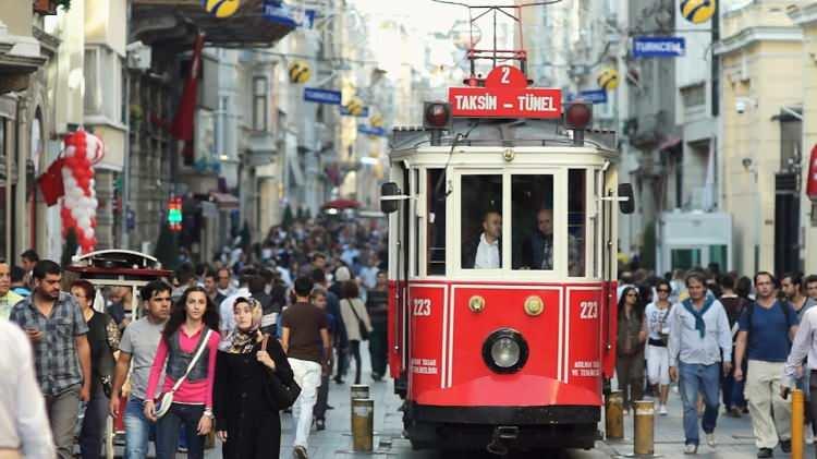 <p><span style="color:#800000"><strong>İSTANBUL, TÜRKİYE</strong></span></p>
<p>Marmara'nın ve Türkiye'nin en gelişmiş şehri olan İstanbul, 15 milyonluk nüfusuyla aynı zamanda en kalabalık şehri.</p>