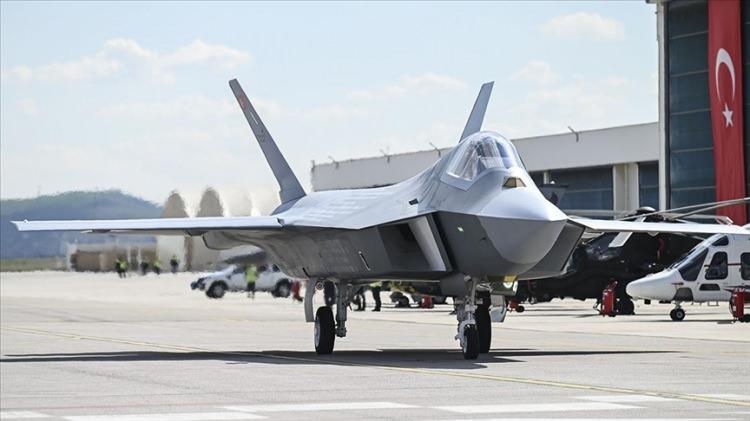 <p>Analiz yazısında Türkiye'nin parasını verip satın aldığı 6 adet F-35A görünmez savaş uçaklarını istediğinin altı çizilen yazıda <strong>''TF-X savaş uçağı da görünmez sınıfında olacak ancak Türkiye'nin ihtiyaçlarına F-35 ile aynı yönde cevap vermek için üretilmiyor"</strong> denildi. </p>
