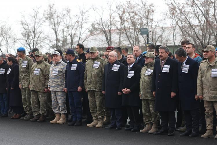 <p>Törene Mili Savunma Bakanı Yaşar Güler, Vali Cevdet Atay, Genelkurmay Başkanı Orgeneral Metin Gürak, Kara Kuvvetleri Komutanı Orgeneral Selçuk Bayraktaroğlu, Deniz Kuvvetleri Komutanı Oramiral Ercüment Tatlıoğlu, Hava Kuvvetleri Komutanı Orgeneral Ziya Cemal Kadıoğlu, AK Parti Şırnak Milletvekili Arslan Tatar, Belediye Başkanı Mehmet Yarka, kamu kurumlarının temsilcileri ve şehitlerin silah arkadaşları katıldı.</p>
