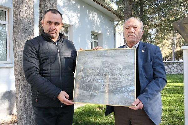 <p><strong>Bölgede yaşayanların talebi üzerine köye, o dönem Osmanlı Devleti'nde sadrazamlık yapan Said Halim Paşa'nın kardeşi ve Mısır prenslerinden Mehmed Abdülhalim Paşa'nın ikinci oğlu olan Abbas Halim Paşa'nın adı verildi. Meşrutiyetten önce devlet şurası üyeliğinde bulunan ve kardeşinin sadrazamlığı sırasında Bursa Valiliğine atanarak yaklaşık 1,5 yıl valilik yaptıktan sonra Bayındırlık Bakanı olan Abbas Halim Paşa'nın adını alan kırsal mahalle, "cetvelle çizilmiş gibi" yerleşim planıyla dikdörtgen ve kare biçimli bloklardan oluşuyor.</strong></p>

<p> </p>
