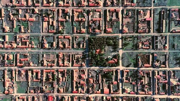<p><strong>KUŞBAKIŞI GÖRÜNÜMÜ MEST ETTİ</strong></p>

<p>Güçen, mahallenin nizami planının dikkat çekici olduğunu dile getirerek, "Mahallemiz herkes tarafından beğenilen bir yer. Bir de bizde yabancı hiç yok. Hepsi Bulgaristan muhaciri. Kış aylarında herkesin evi var. Eskişehir merkeze gidiyorlar. 3-4 ay Eskişehir'de kalıyorlar." ifadesini kullandı. 84 yaşındaki Saffet Kaba da komşu mahalle Saithalimpaşa'nın da benzer mimariye sahip olduğunu aktardı. 72 yaşındaki Turgut Çolak ise bir asrı aşkın geçmişe sahip mahallelerinin plan ve projesinin Abbas Halim Paşa'nın eseri olduğunu vurgulayarak, "Başka yerden ziyarete gelenler beğeniyor. Mahallemizin kendine özgü bir yapısı var. Baktığınız zaman sokaktan sokağa görünür, bir tek orta yer görünmez. Orta yerde camimiz var." diye konuştu.</p>
